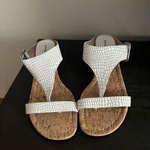 White Donald Pliner Sandal. Size 10.